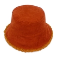 Detalle del sombrero bucket de pana color caramelo con borde de lana de borrego suave - Rojo Ladrillo