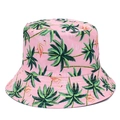 Detailopname van roze vissershoed met tropische palmboom- en flamingopatronen op canvas - Roze
