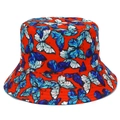 Vue détaillée d'un chapeau bob rouge avec imprimés papillons colorés et coutures soignées - Rouge