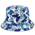 Détail du motif papillon coloré et des coutures soignées sur un chapeau bob blanc réversible - Blanc