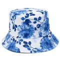 Détail de l'imprimé floral bleu et des surpiqûres parallèles sur le chapeau bob blanc - Taille unique / Bleu
