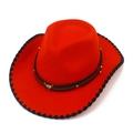 Detalle de sombrero vaquero rojo con logo de cabeza de toro y borde trenzado - Rojo