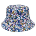 Détail des motifs floraux sur le tissu bleu marine de ce chapeau bob pour femmes - Taille unique / Bleu