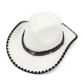 Detalle de sombrero vaquero de fieltro blanco con banda de cuero y emblema de cráneo de toro - Blanco