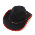 Detalle de sombrero cowboy negro con flecos rojos y adorno de cabeza de toro metálica - Negro