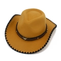 Detalle de sombrero vaquero amarillo con emblema de toro y borde trenzado negro - Caqui