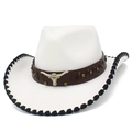 Detalle de sombrero vaquero blanco con adorno de cabeza de toro y correa de cuero - Talla única / Blanco