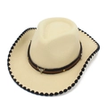 Detalle de sombrero vaquero con emblema de cabeza de toro y borde festoneado negro - Beige