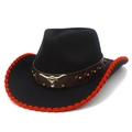 Detalle de sombrero vaquero con borde cosido rojo y banda de cuero con adorno de cabeza de toro - Talla única / Negro