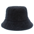 Dettaglio del cappello a secchiello in velluto a coste nero con trama spessa e calda - Taglia unica / Nero