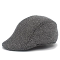 Detailopname van de klassieke zwart-witte visgraat tweed stof van deze stijlvolle platte pet - Eén maat / Lichtgrijs
