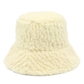 Detalle de la textura acanalada de un gorro tipo pescador de peluche color crema invierno - Talla única / Beige