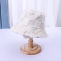 Dettaglio di un cappello da pescatore peluche a scacchi bianco crema su supporto - Taglia unica / Bianco