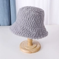 Detalle de gorro de lana de cordero gris con textura ondulada y tejido de peluche - Gris