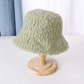 Sombrero de pescador de lana de cordero verde claro para mujer en soporte de madera - Verde