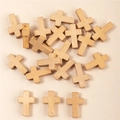 Dettaglio di piccoli ciondoli a croce in legno per gioielli fai da te color legno - Accessorio Ciondolo Croce / Colore legno naturale