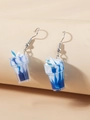 Dettaglio orecchini mini gelato con decorazioni in resina a spirale blu e bianca - Blu