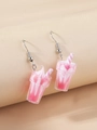 Dettaglio di orecchini creativi a forma di frappè rosa e bianco con cannuccia a righe - Rosa