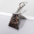 Personalisierter Acryl-Katzen-Schlüsselanhänger mit Schildpatt-Muster auf weißem Stand - Schwarze Katze Schlüsselanhänger