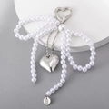 Llavero de lazo de perlas hecho a mano con colgante de corazón plateado - Collar de corazón con lazo / Blanco