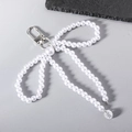 Elegante colgante de perlas con lazo y corazón plateado con cierre metálico artesanal - Lazo / Blanco