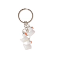 Minimalistische sleutelhanger met drie witte hars eendjes en een zilveren metalen ring - Wit
