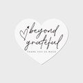 Makroaufnahme der weißen herzförmigen Dankeskarte mit schwarzem beyond grateful Text - Weißer Minimalistischer Text Stil (Stil 3)