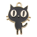Detail eines schwarzen Emaille-Katzenanhängers mit vergoldeter Basis für DIY-Schmuckherstellung - Schwarze Emaille Katze-11026