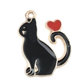 Detailansicht des schwarzen Katzenanhängers mit rotem Herz auf poliertem Gold-Emaille - Herz Schwarze Katze-17514