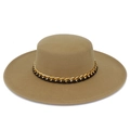 Klassischer khakifarbener Fedora-Hut mit breiter Krempe, Goldkette und schwarzem Webband-Detail - Khaki