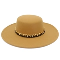 Cappello boater cammello a tesa larga con catena dorata decorativa e cinturino in pelle - Cammello
