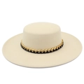 Detailaufnahme eines beige Boater-Huts mit einer goldenen Kette und schwarzem Besatz - Beige