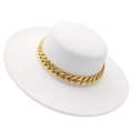 Sombrero fedora de fieltro blanco con ala ancha y una cadena cubana dorada decorativa - Blanco
