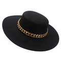 Sombrero de fieltro negro con copa plana y cadena de eslabones dorada estilo retro - Negro
