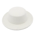 Texture dettagliata in finta lana d'agnello bianca su un cappello piatto vintage invernale - Bianco