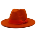 Detailansicht eines orangefarbenen Filzhutes mit breiter Krempe und roter Schleife - Dunkelorange