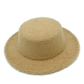 Dettaglio della consistenza lana d'agnello e corona piatta beige su un caldo cappello invernale - Cachi