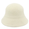 Primer plano del gorro de pescador en piel sintética crema con suave textura de felpa - Talla única / Beige