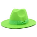 Detail eines neongrünen Wollhutes mit passendem Ripsband und eleganter Schleifenverzierung - Fluoreszierendes Grün