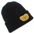 Dettaglio di un berretto in maglia nera con una toppa a forma di orsetto di peluche giallo - Taglia unica / Nero