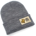 Gros plan sur le bonnet en tricot gris avec texture côtelée et écusson en tissu d'ours - Gris Chiné