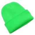 Dettaglio del berretto in maglia a coste verde neon con risvolto e trama fitta - Verde