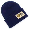 Détail d'un bonnet en maille côtelée bleu marine avec écusson décoratif cousu original - Bleu marine