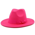 Detail des rosenpinken Filzhutes mit passender Bandschleife und Wolltextur für Damen - Fuchsia