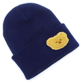 Dettaglio del berretto in maglia blu scuro con applicazione di orso giallo e risvolto - Taglia unica / Blu navy