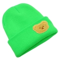 Dettaglio ravvicinato della trama a maglia e della toppa con orso verde fluo - Taglia unica / Verde