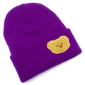 Dettaglio del berretto in maglia viola a coste con toppa decorativa a forma di orsetto - Taglia unica / Viola