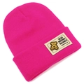 Détail du bonnet en tricot rose avec texture nette et écusson logo ours mignon - Rose rouge