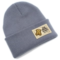 Détail du bonnet en maille côtelée bleu-gris avec écusson ours et texture tricotée - Gris