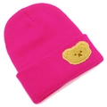 Dettaglio del berretto in maglia rosa con una simpatica toppa a forma di orsetto - Taglia unica / Rosa Rosso